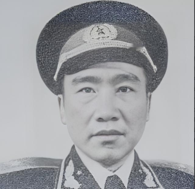 1955年，在举行授衔仪式之际，他竟猛地一把扯下肩章，而后扬长离去，紧接着便立下