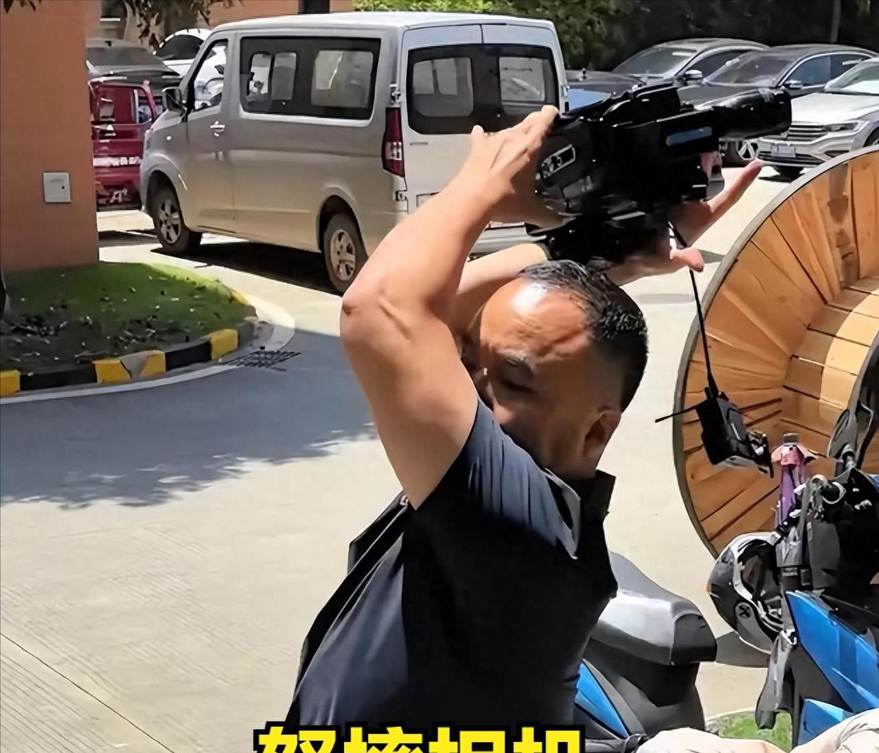 湖南电视台记者被打后续：摄像机被砸，打人者态度嚣张，背景被扒湖南长沙发生了一件