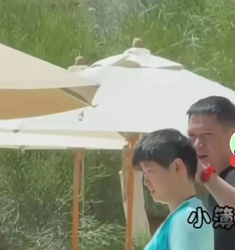 莎莎练完球刚擦汗，Coco顺手把她头发揉成了鸡窝。莎莎嘟囔又被薅秃，嚷着明天