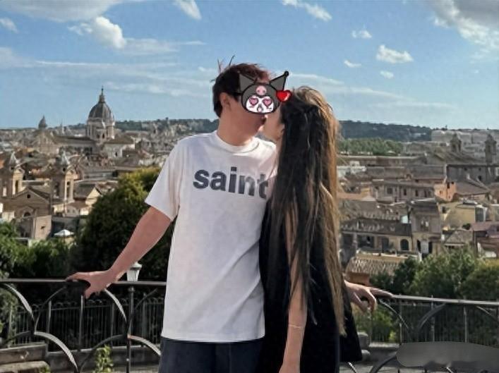 王思聪带女友英国度假。网友：好一副父慈子女图。
