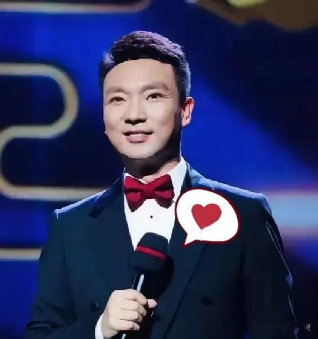 央视主持人康辉曾提到，有天他下班回家，妻子刘雅洁突然一脸严肃地说要跟他谈谈，还问