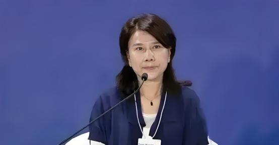 董明珠这回是真低头了。欧洲热浪烧到40度，中国空调卖疯了，美的海信TCL赚得盆满