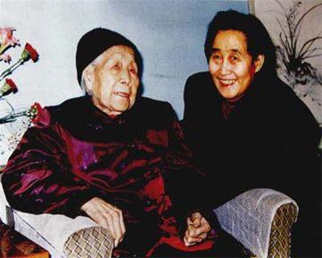 1956年，毛主席跟周总理在中南海怀仁堂看折子戏。台上正唱得热闹，他突然侧过身，