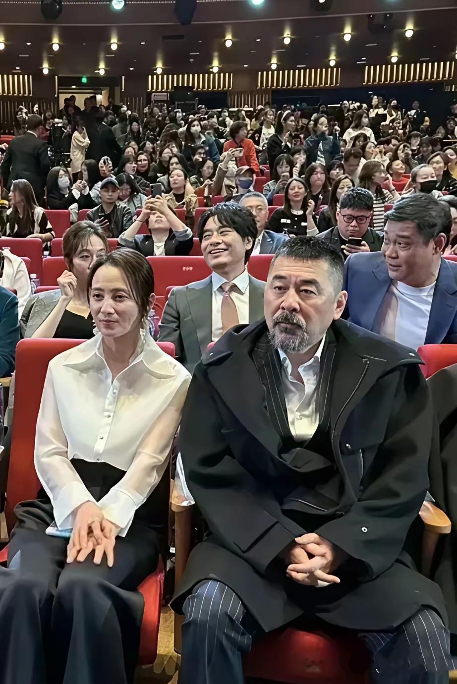 蒋勤勤，1975年出生，1.67米，重庆人。​陈建斌，1970年出生，1.