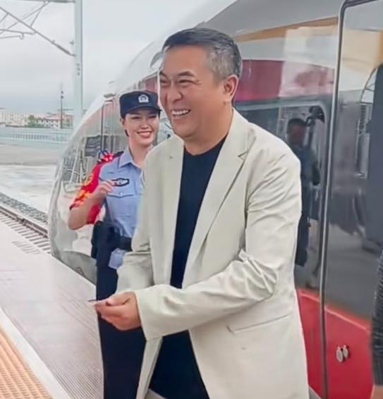 9月28日，忙完手头事情的56岁张嘉益，中秋节后坐高铁商务座回到祖籍地陕西安康，