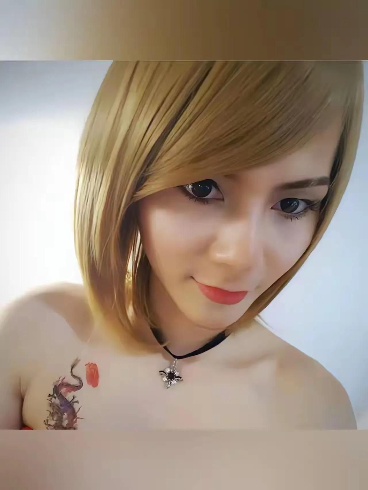 泰王的这个新宠好火辣的样子，一看就是在夜店混多了的妹子。泰王会不会死在她石榴裙下