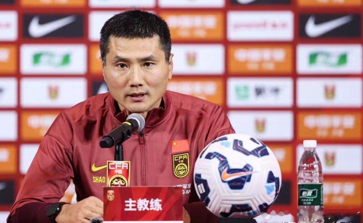 看了邵佳一媒体见面会，说话非常紧张，嗓子眼里不停吭吭咔咔的，可见坐上国足帅位压力