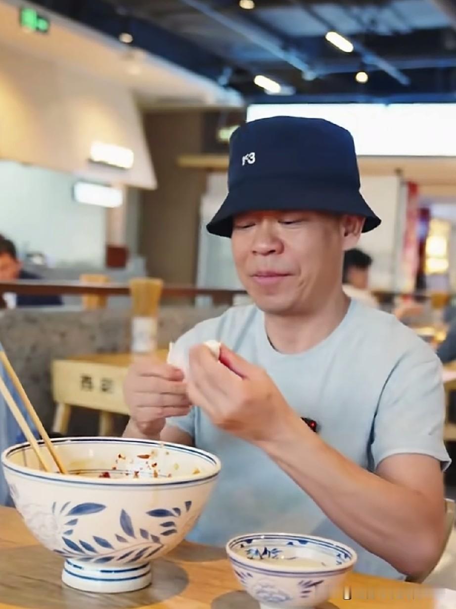 孙浩是个不折不扣的面食终极爱好者。他在视频中说道：“今天我带大家尝尝一碗很扎实的