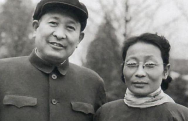 1947年2月，华野政治部副主任钟期光乘车外出途中，遭到6纵的几个伤员无