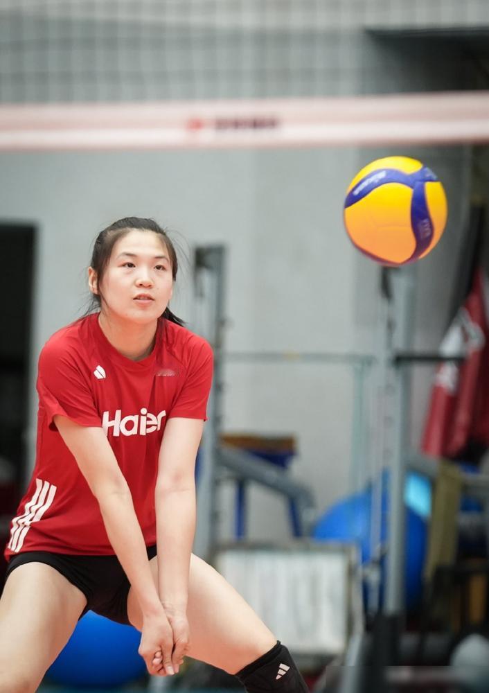 别再拿女排精神当鸡汤了，那根本不是给普通人喝的。我告诉你，国家队那句眼里有光