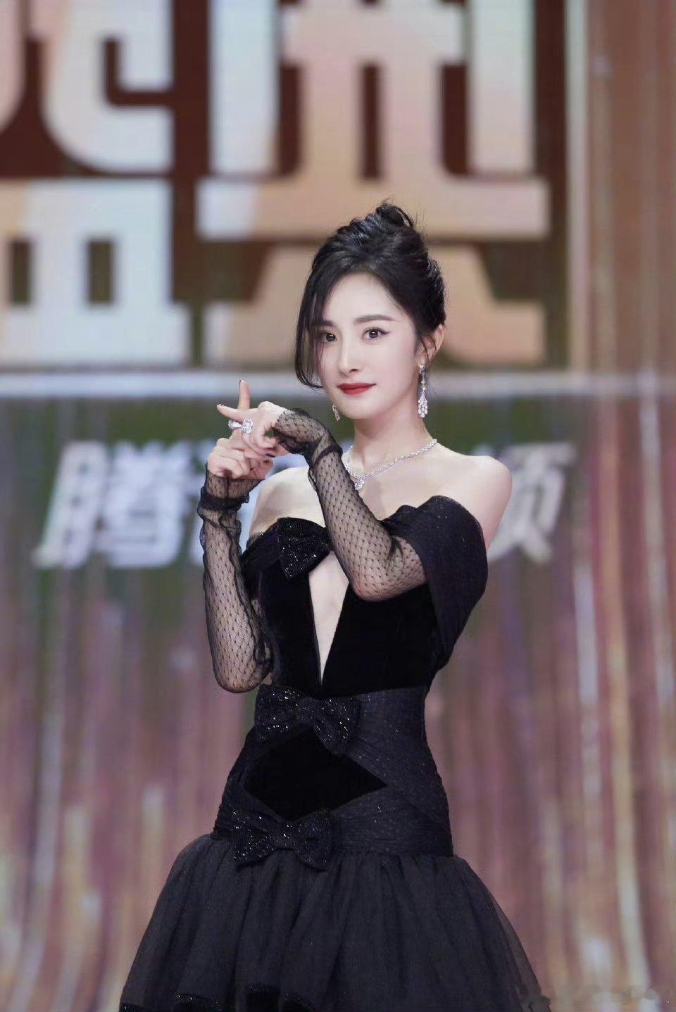 杨幂拾光盛典深V黑纱裙这组真的是高贵黑天鹅既视感女王级别