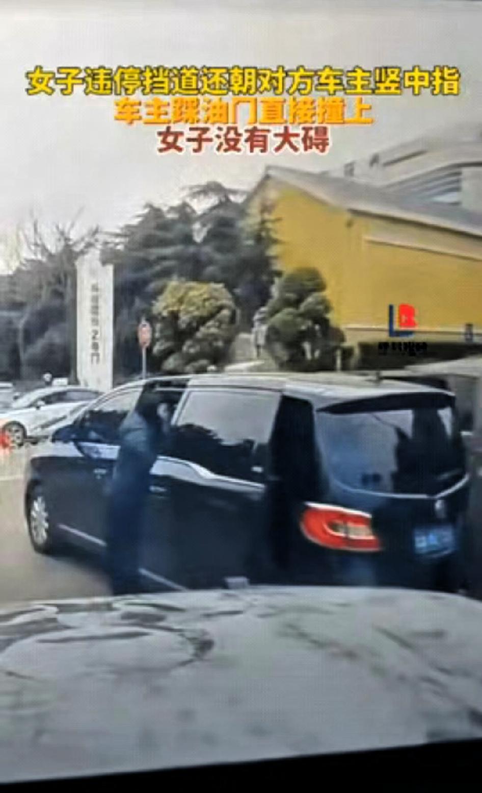 “这下全国都出名了”。云南昆明一女子将商务车停在停车场入口，下车整理物品，导致后