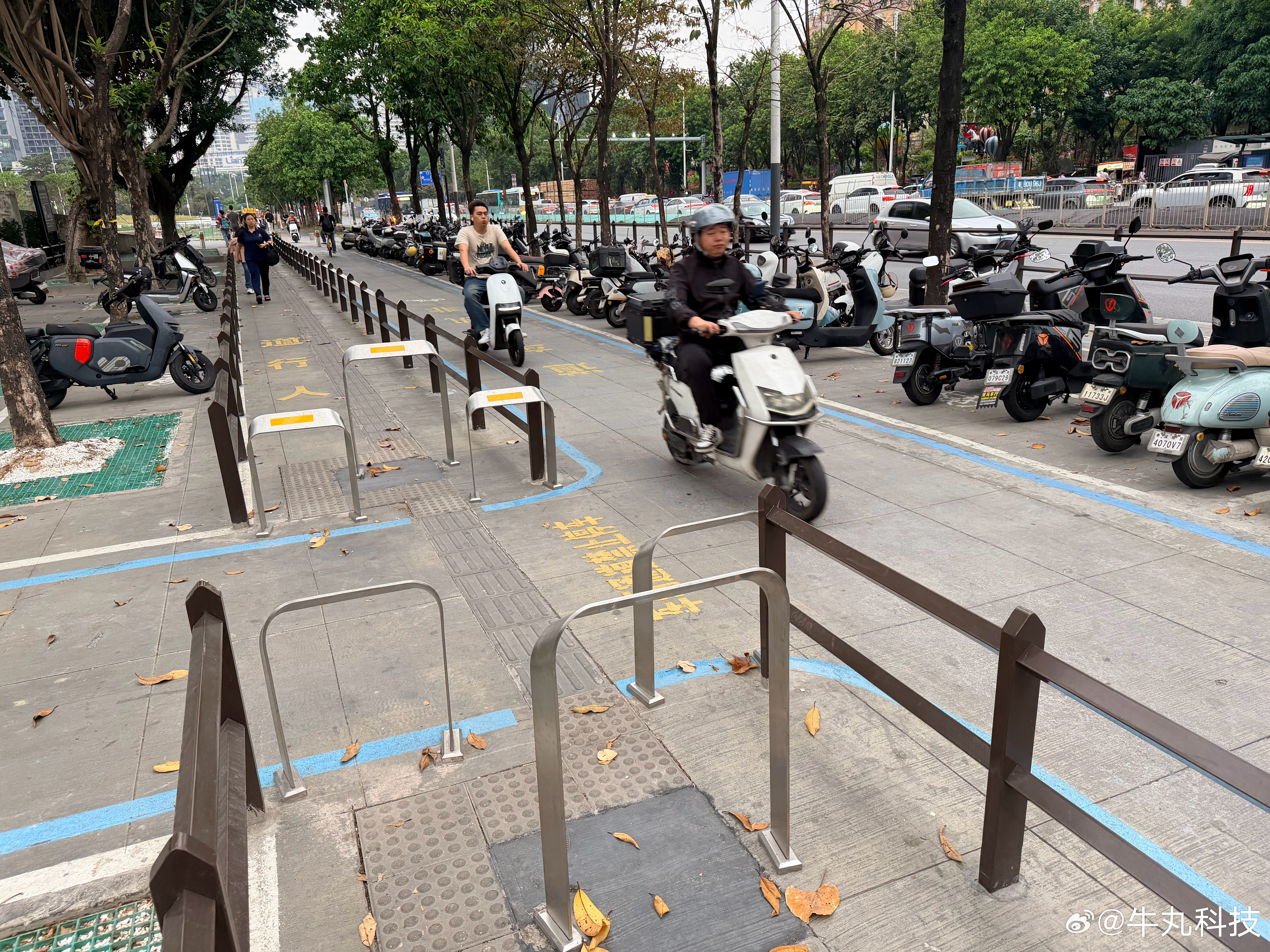 不得不说深圳解决问题的效率是真的高！之前大家总吐槽电动车乱停乱放，要么堵在人行道