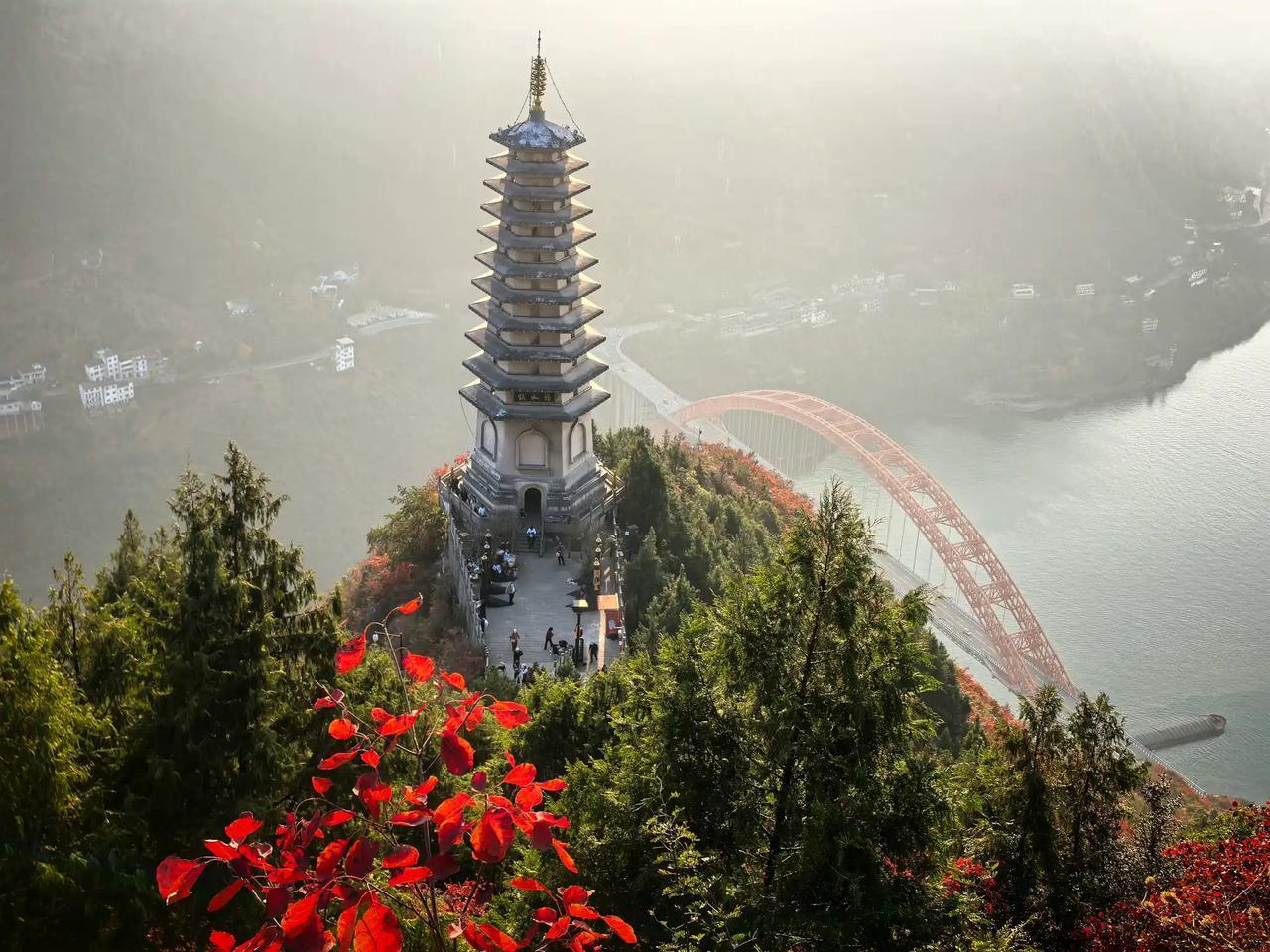 12月6日，我跟随户外群去了重庆巫山三峡龙脊，真被镇水塔段红叶醉山脊的美景震撼到