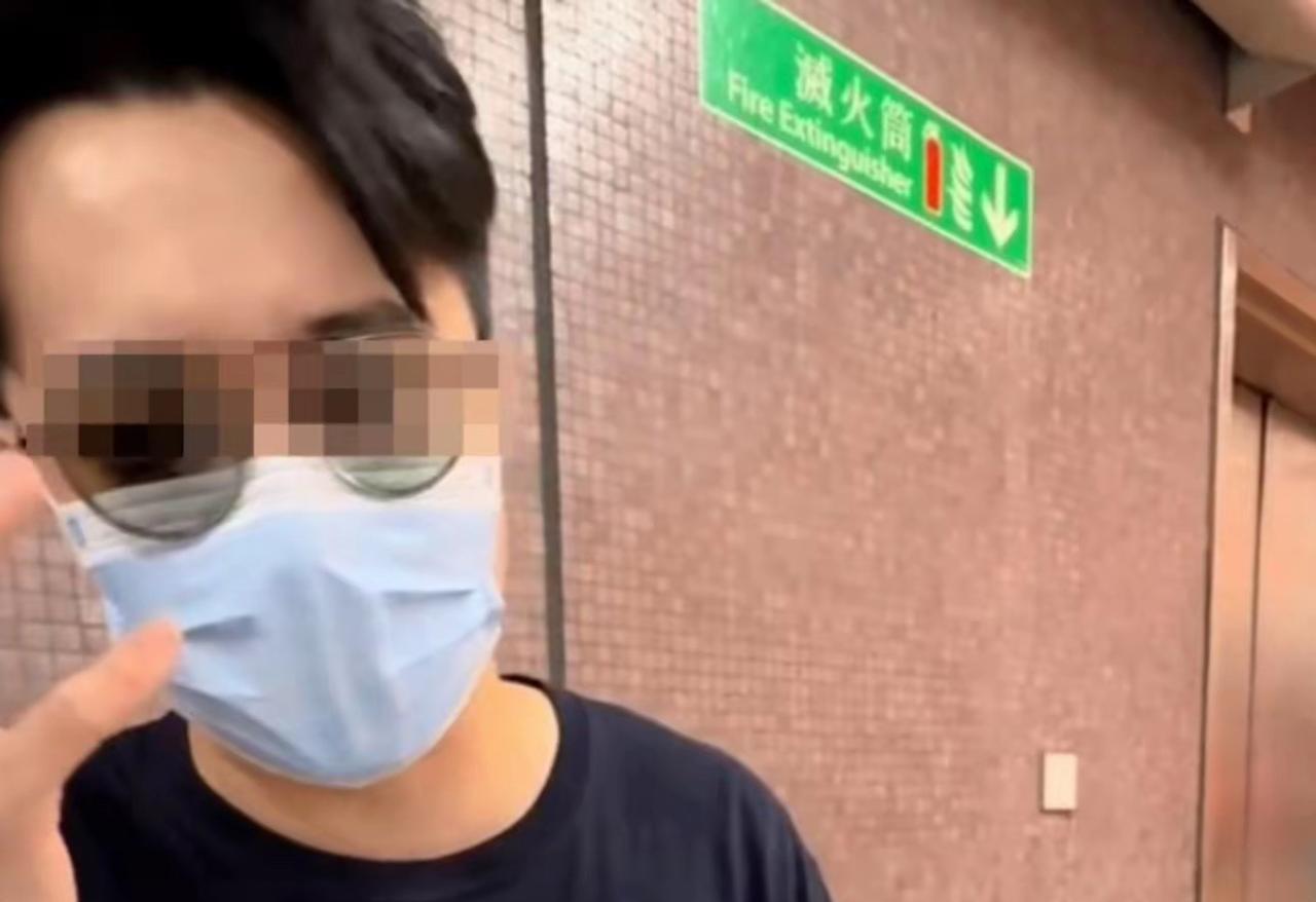 香港铜锣湾，一男子和朋友在地铁站出来，手里的雨伞不小心碰到了一对男女。他们先用粤