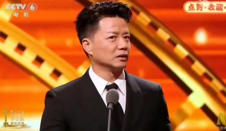 前几天的华表奖，段奕宏出席了，还给张译开奖了。他念出“优秀男演员是——张译”时，