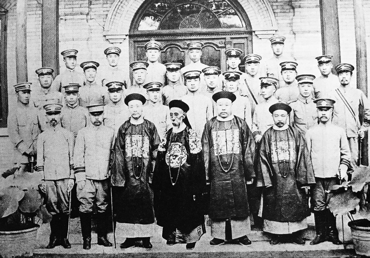 大清作为一个曾经极其强大的政权，怎么会突然间就不行了呢？可以说，清帝国是亲手逼