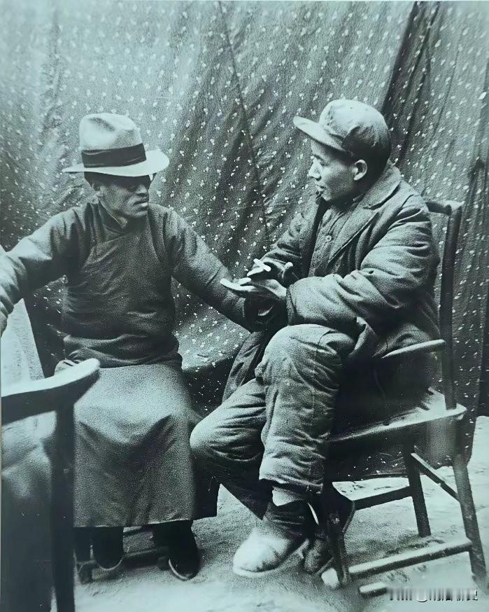 照片为教员与著名爱国人士梁漱溟彻夜交谈的一张照片。这是1938年1月梁漱溟第一