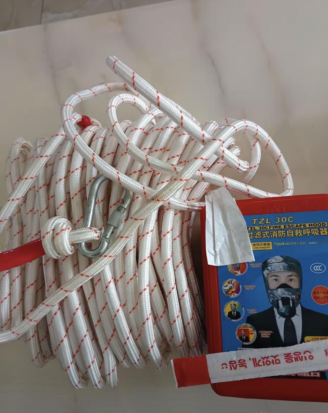 我住二十层楼好几年了，五年前买了根50米长的逃生绳，塞在阳台工具箱里。前两年电视