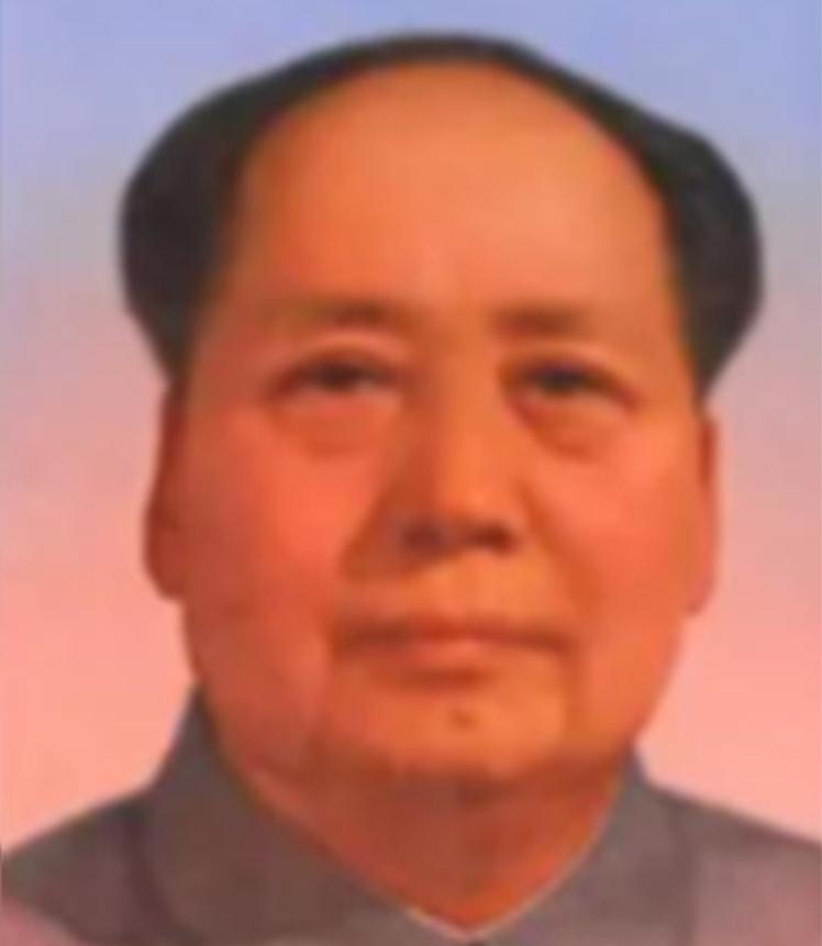 1950年，铁匠朱其升看到家家户户都挂上了毛主席头像，他越看这个人越眼熟，于是偷