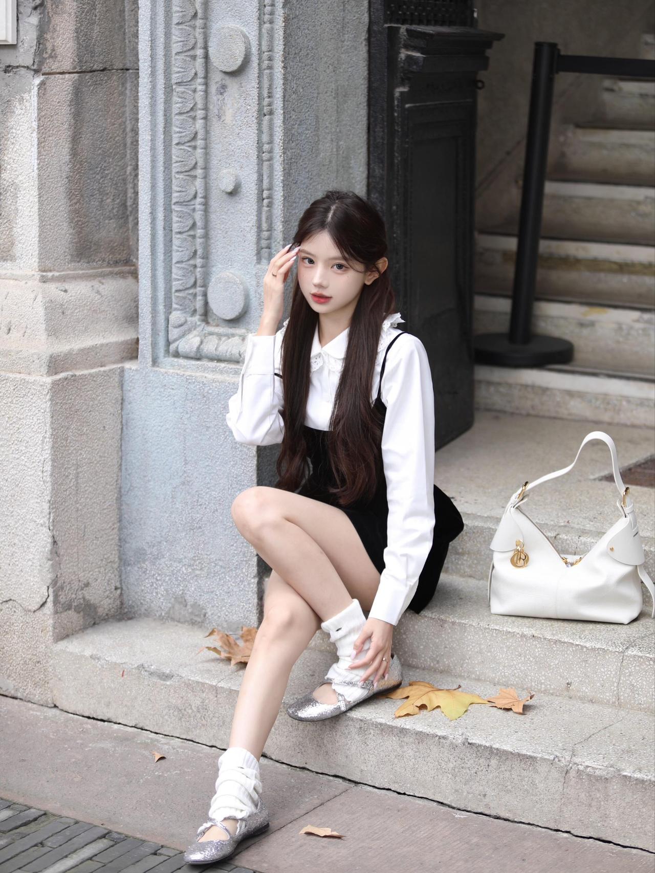 秋日穿搭指南白色衬衫+黑色吊带裙优雅又时尚青春靓丽穿搭少女感穿搭