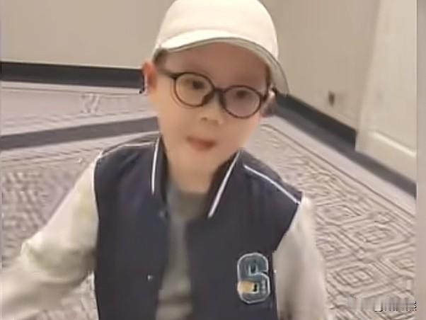 宋丹丹的小孙子名字叫，宋一骁:今年四岁了，他长的皮肤白皙，脸型圆润，尤其是遗传