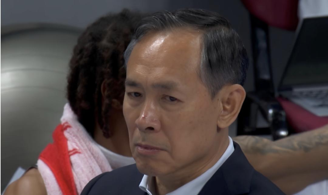 许利民下课将成为必然。打到第四节，许利民已经被打懵了，他的表情非常奇怪。