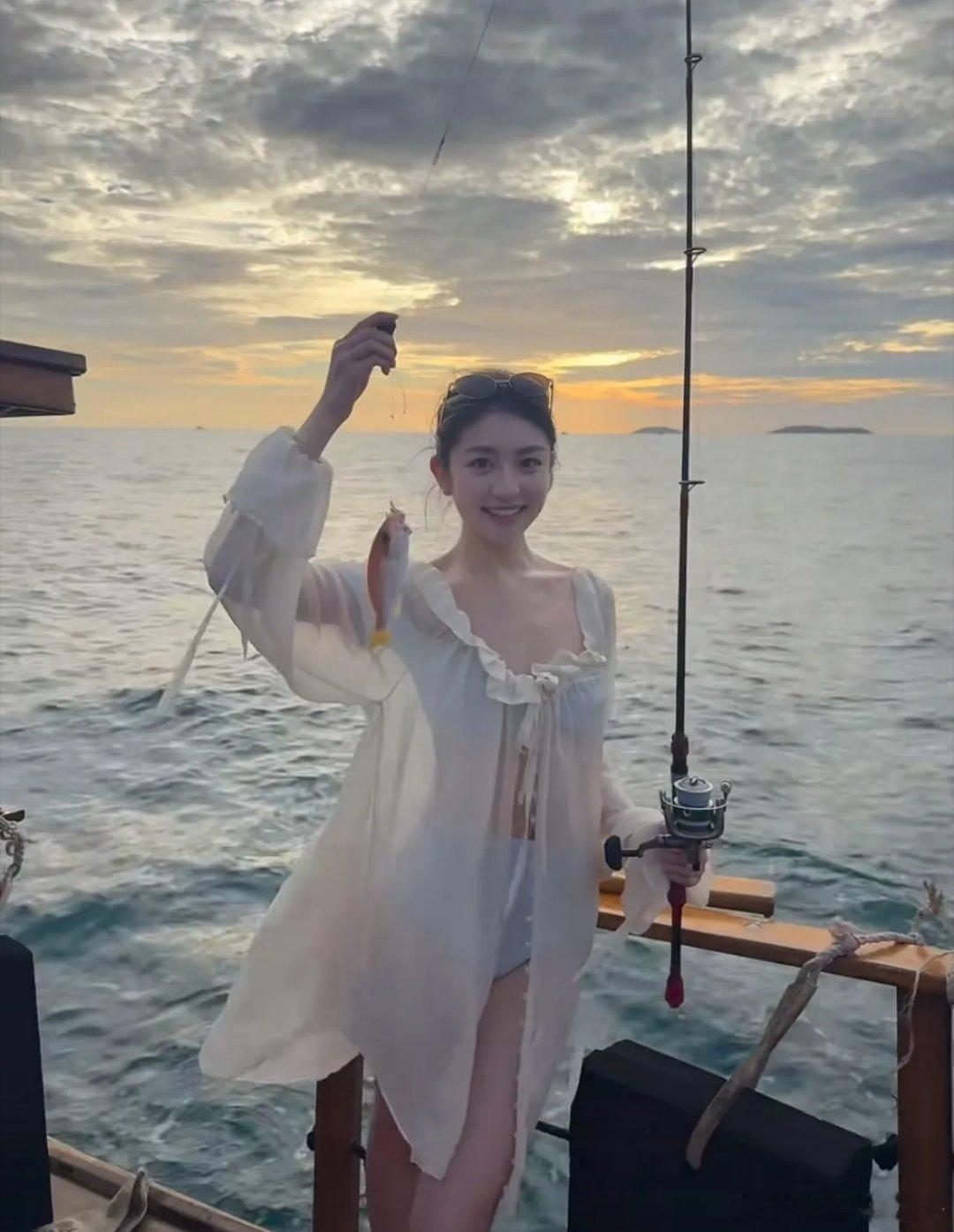 约会超频繁！徐如蓝方益炯又被偶遇，蓝蓝这腿，笔直修长，美绝了！几乎每次偶遇蓝蓝的