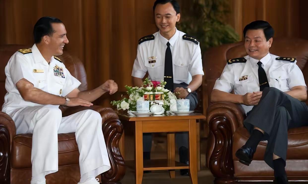 1998年驻香港部队司令员刘镇武出席美国驻港领事馆举行的一次活动，见到美国林肯号