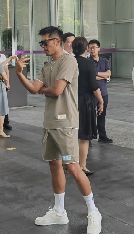 林丹被偶遇，说实话这颜值气质胜过那些顶流，男人味爆棚啊！有网友表示：帅