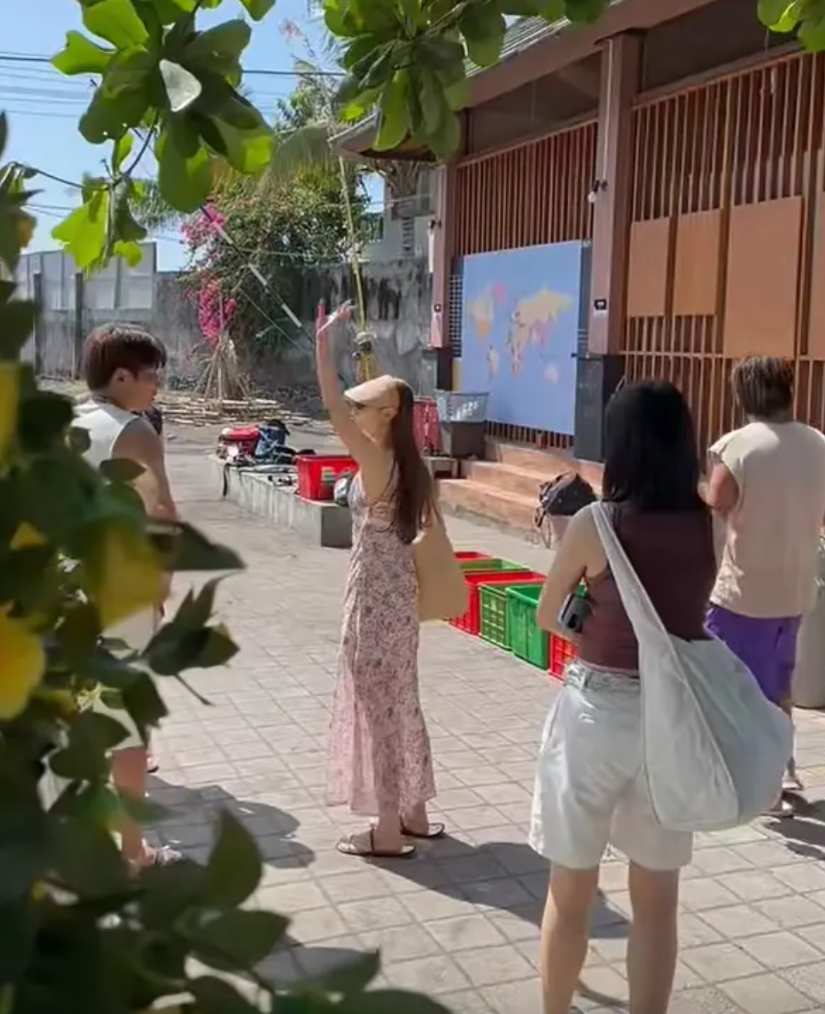 黄圣依带俩娃巴厘岛潜水，她穿吊带裙又美又瘦，13岁安迪发型凌乱有些邋遢……黄