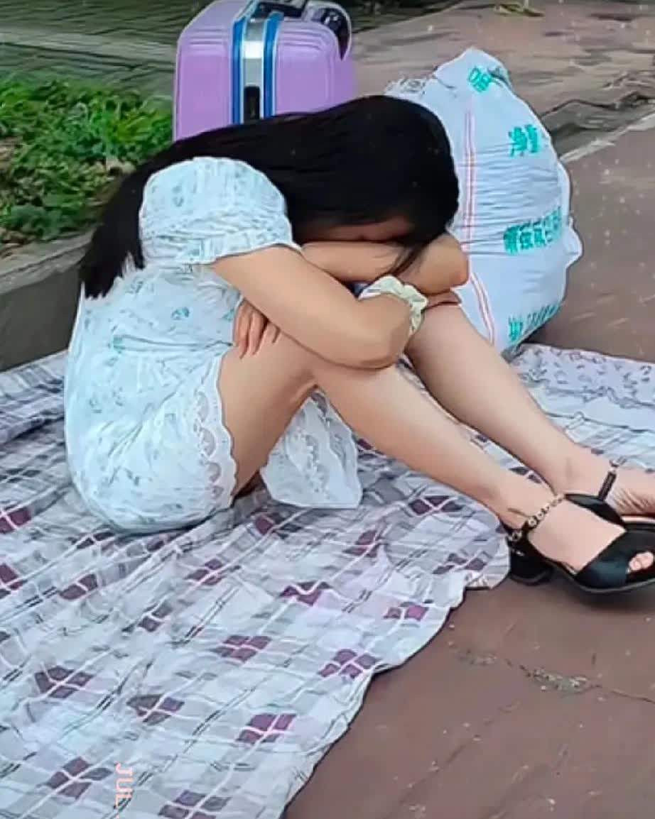 绝望，女子无家可归，蹲在街头哭得浑身发抖，那哭声里全是走投无路的痛。离