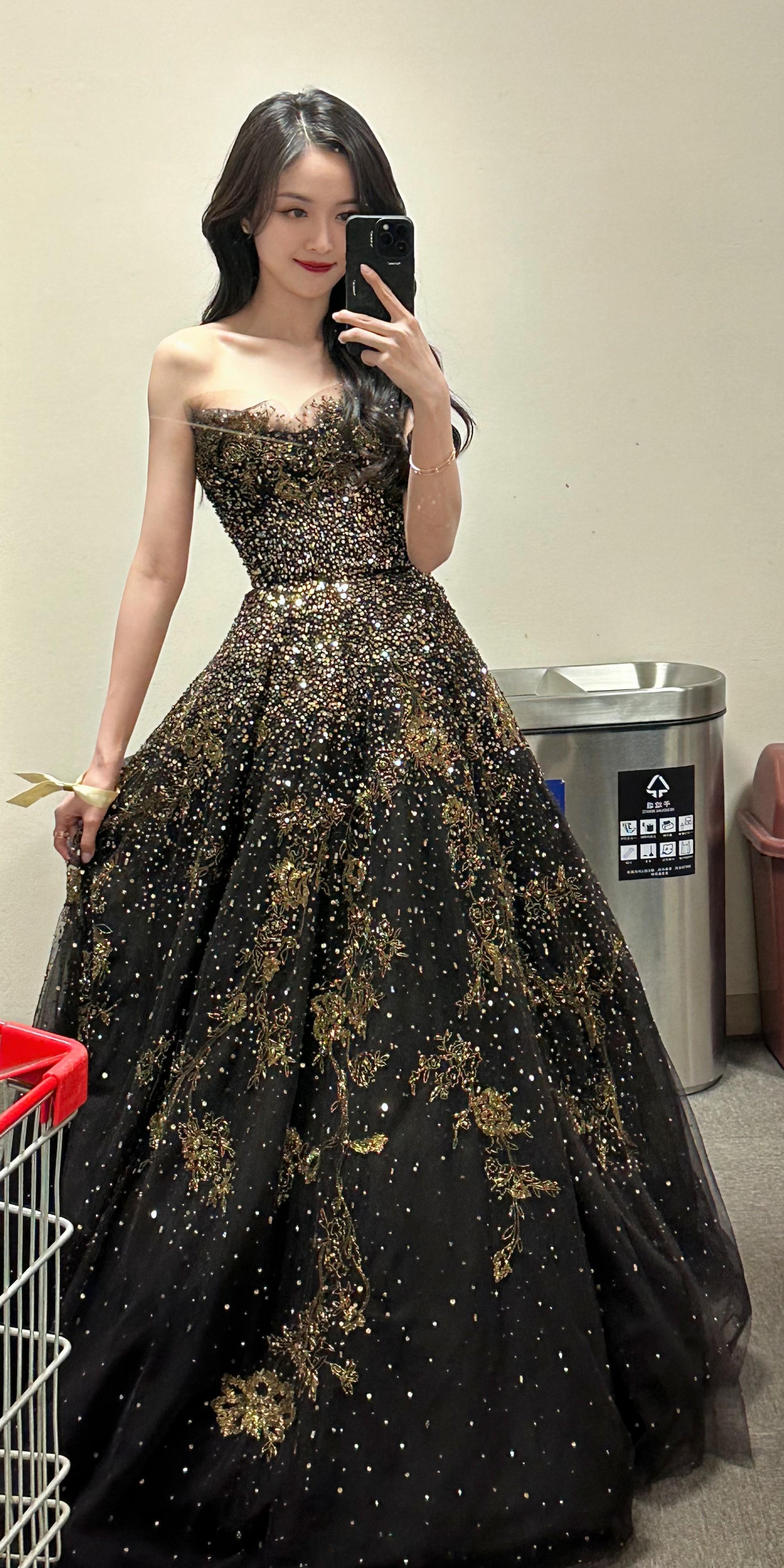 吴宣仪暗黑星光纱裙