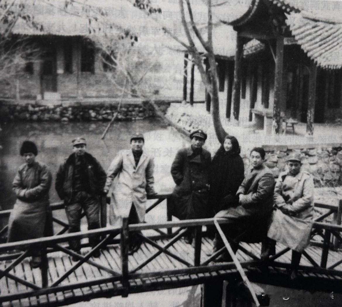 20世纪40年代，西安，熊向晖（左四）、申健（右二）等在胡宗南部的老照片。熊向晖