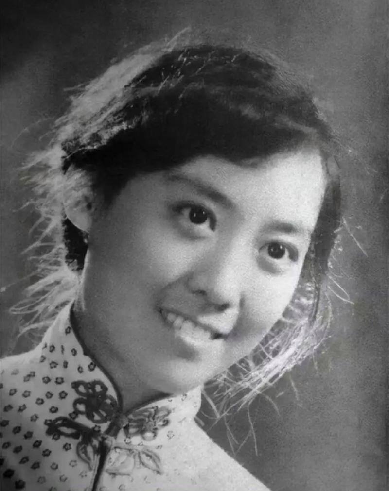 1966年，27岁的胡友松发现生理期没正常来，便问75岁的丈夫李宗仁怎么办。谁料