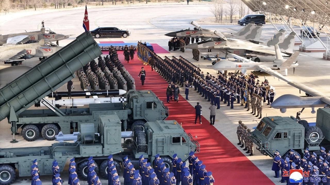 【朝鲜展示空军装备新阵容，以下这几张图片有亮点】这是朝鲜官方媒体发布的纪念朝鲜人