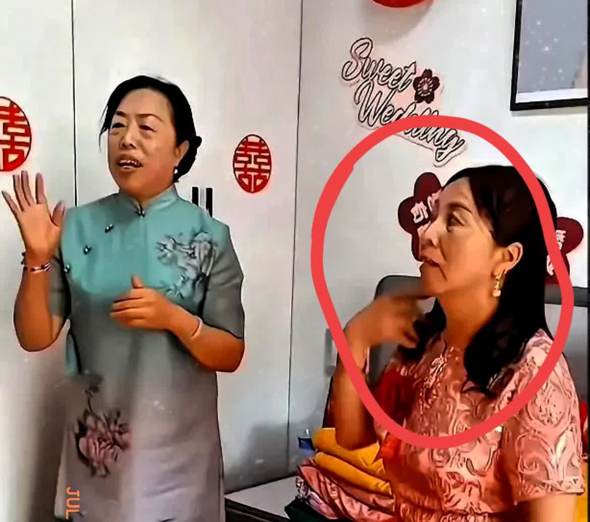 男子6万6块钱娶了一个妈。男子35岁家里穷，一直未娶。一次偶然机会媒婆牵线认识镇