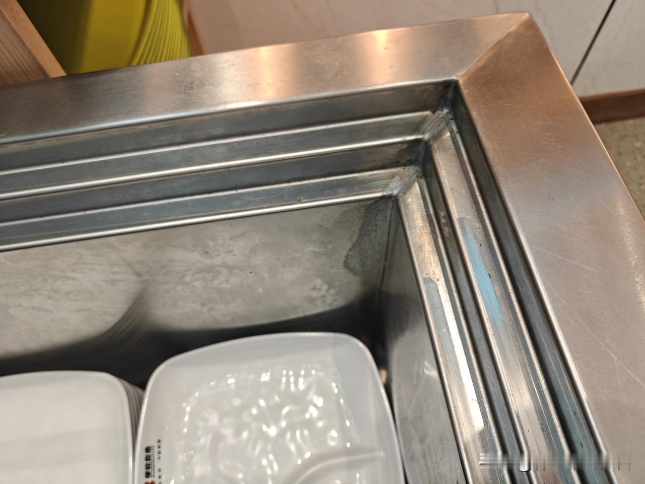 餐饮经营，真的还需要“走动管理”吗？今天在店里走动巡视，偶然发现餐具上轻飘飘