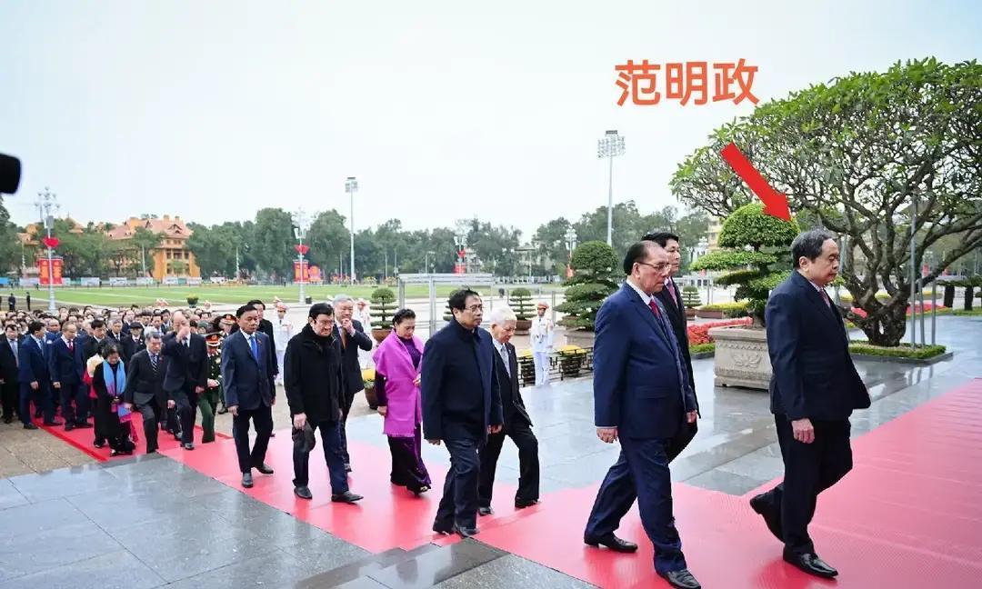 越南高层在一场公开活动中的细微动作，引发不少猜测。当天出场阵容不小，现任“