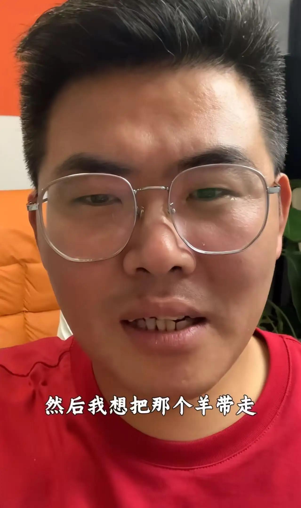 男子开车撞死了一头羊，被牧民拦下赔了1000元。赔完男子想把羊带回去吃，牧民却不