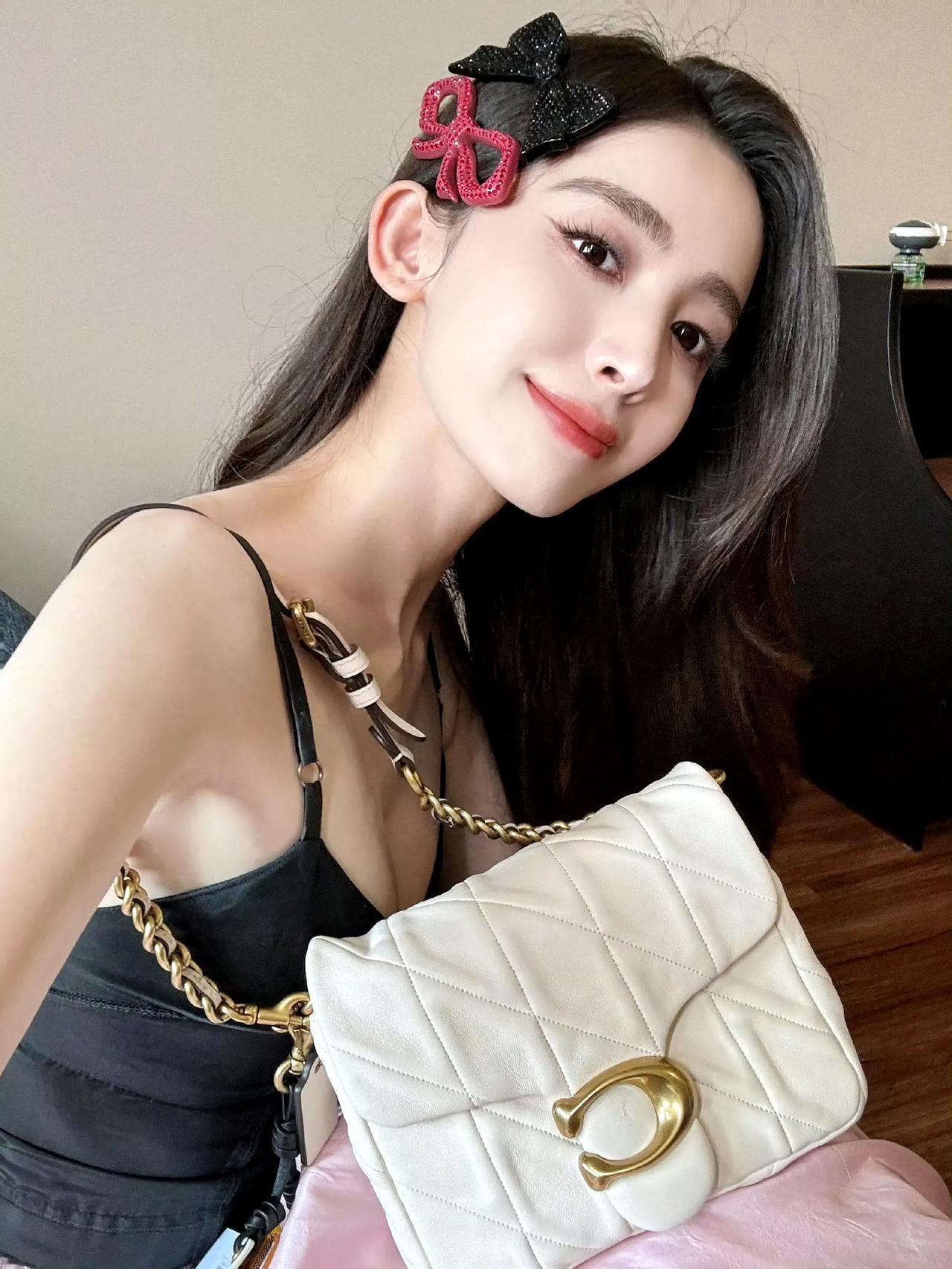 娜扎的小吊带真迷人[比心]古力娜扎娱乐