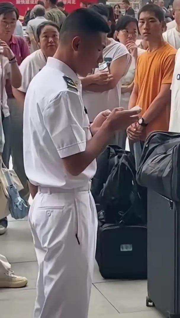 有国才有家！一位母亲，她的两个儿子都是退伍军人。最近因二次召回，都回部队了。