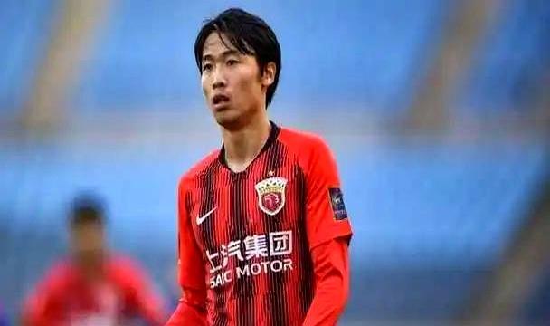 三镇这次没摆烂，直接拉去昆明“上刑”：早上跑吐，下午抢吐，小将跟不上就下去，老蒋