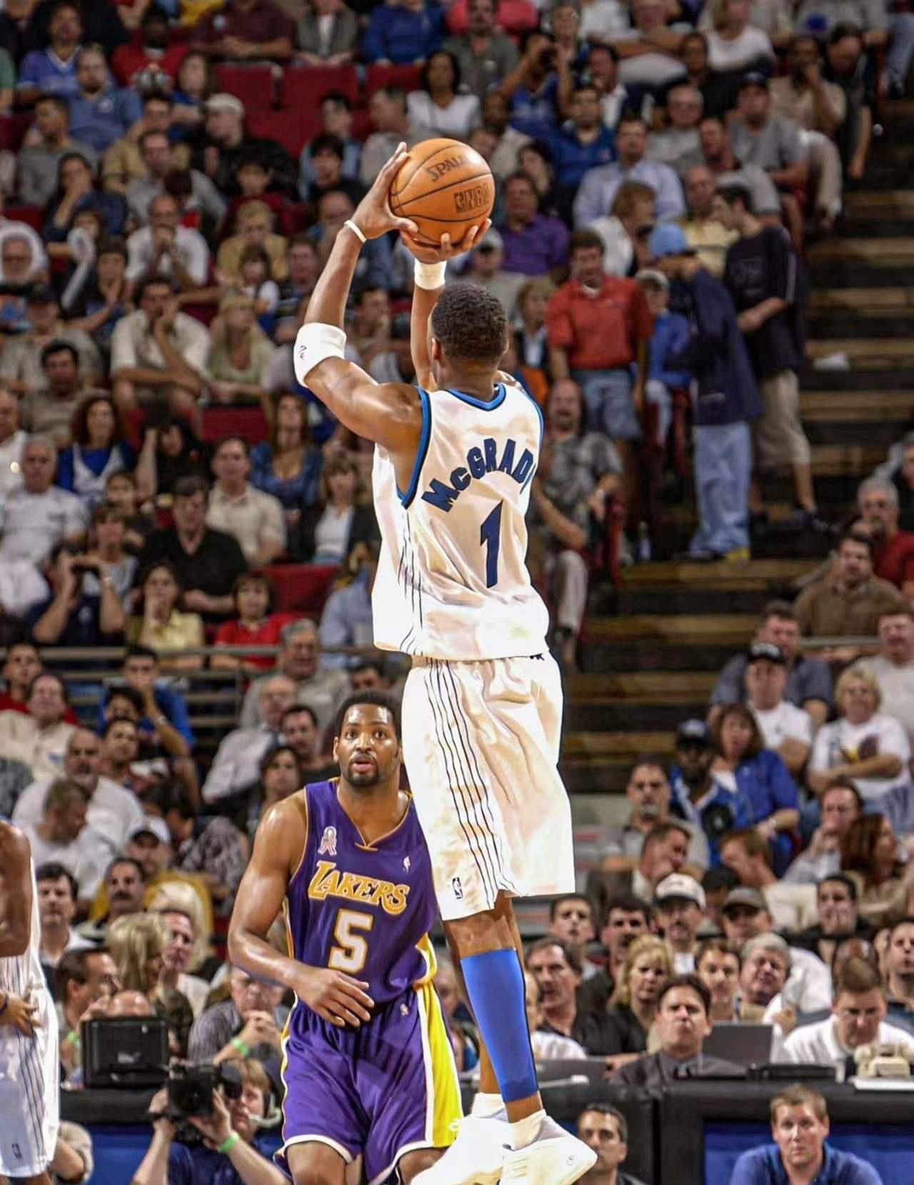 麦迪年轻时候投篮，感觉像是飘在半空一样。在那个年代，NBA球星的跳投，讲究的是