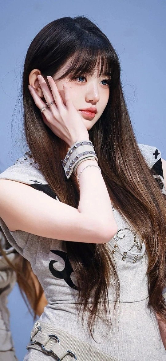 张元英镜头感张元英的镜头感堪称天生的“画报精灵”，面对镜头时，她总能精准捕捉每一