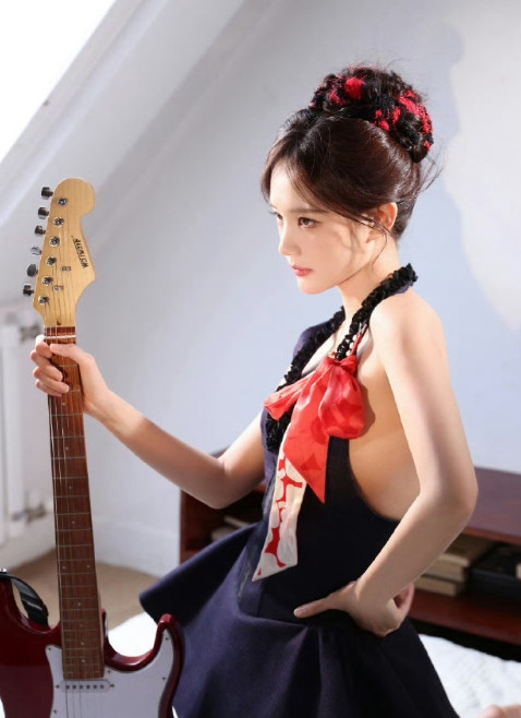 李一桐的颜值真的好能打！高清镜头下皮肤通透得像剥壳鸡蛋，公主头造型完美展现天鹅颈