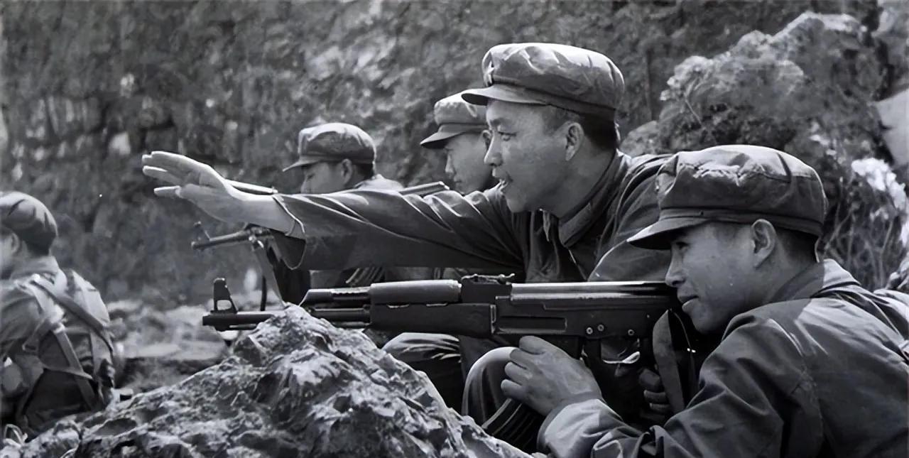 1950年，志愿军副营长率部阻击敌军，敌军进入伏击圈时，他却连续下了三次命令：“