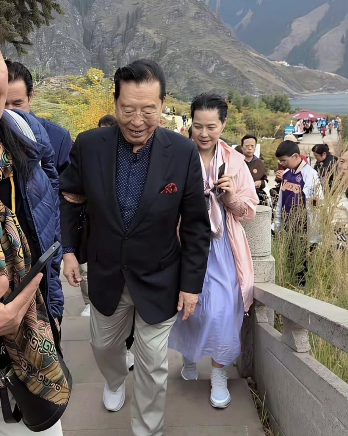 有网友在新疆火焰山旅游时偶遇李双江、梦鸽夫妇。李双江内穿蓝底白格立领衬衣，外配