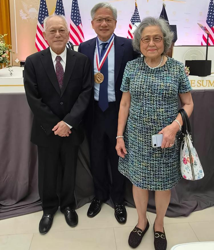 黄仁勋与父母