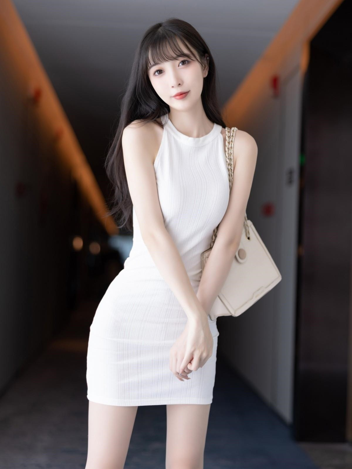 简单的一件白色连衣裙，轻松满足你所有的日常需